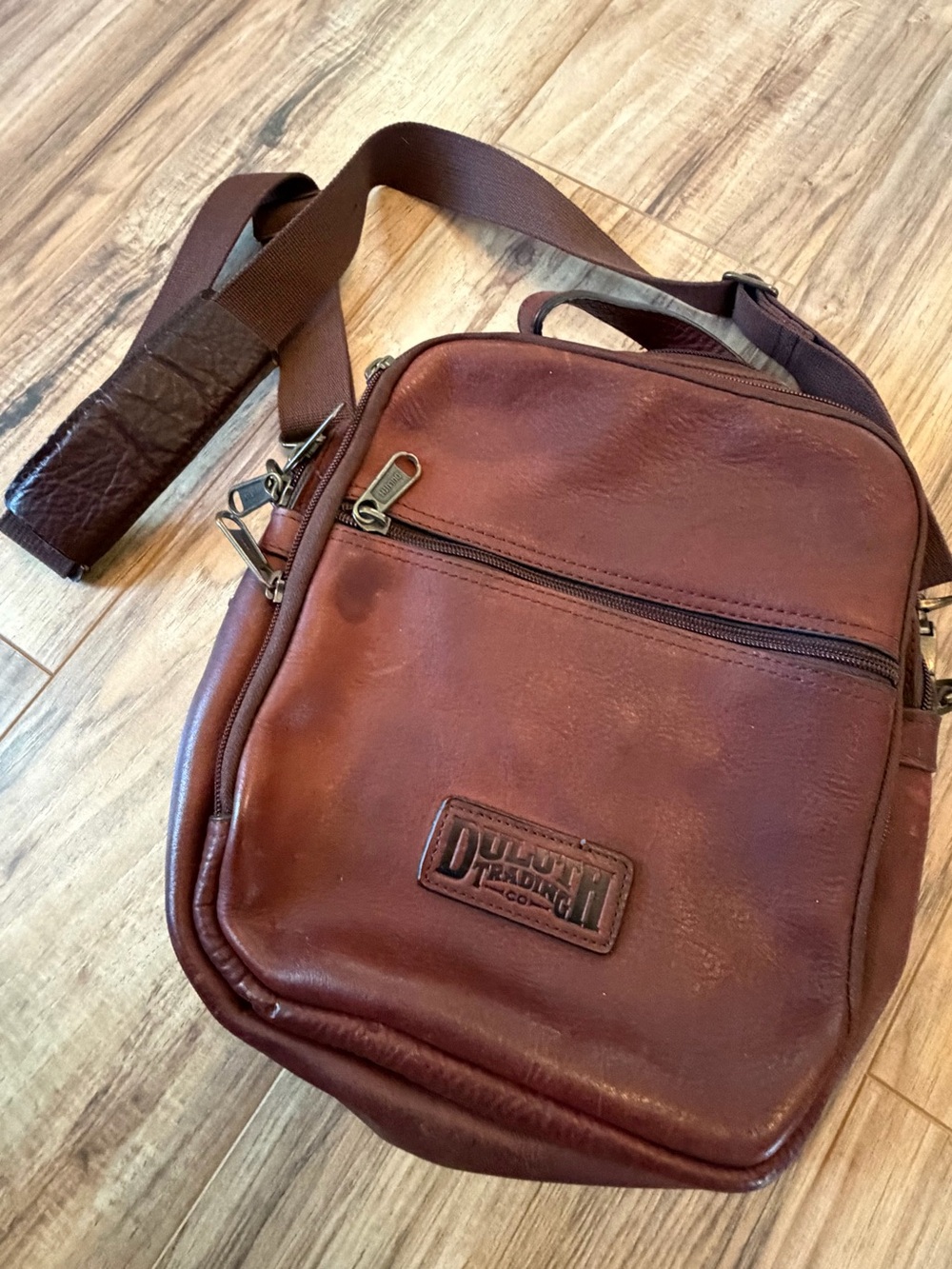 Duluth Trading Co Chestnut Brown Leather Messenger Bag